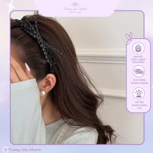 Phối đồ với băng đô chấm bi màu đen