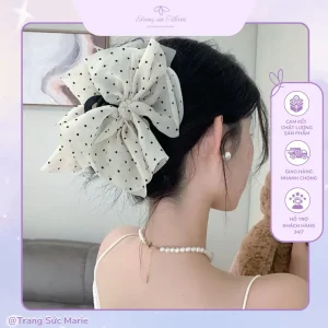 Phối đồ với kẹp tóc nơ chấm bi